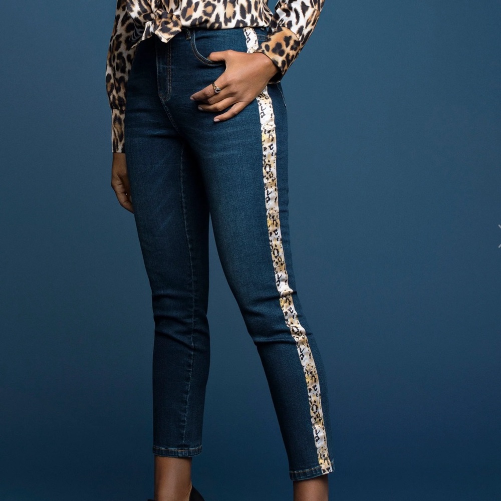 Frank Lyman Design Collection Ankle Cropped Jeans with Leopard Accent Strip.